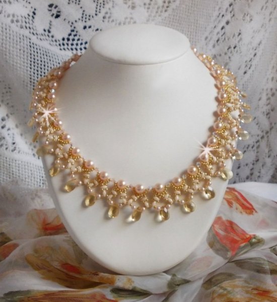 Collier Charmeuse Champagne Champagne avec des cristaux : perles nacr&eacute;es/toupies, gouttes en verre et rocailles. Aux couleurs Gold, P&ecirc;che, Jaune et Beige pour les beaux reflets du soleil. 