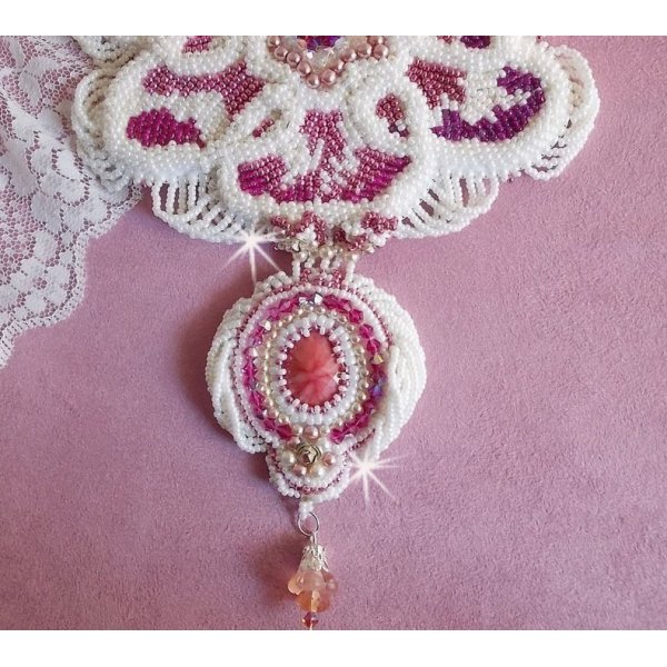 Plastron Chlo&eacute; brod&eacute; avec une dentelle de perles tout en finesse, des cristaux de Swarovski, des perles nacr&eacute;es et des rocailles Miyuki