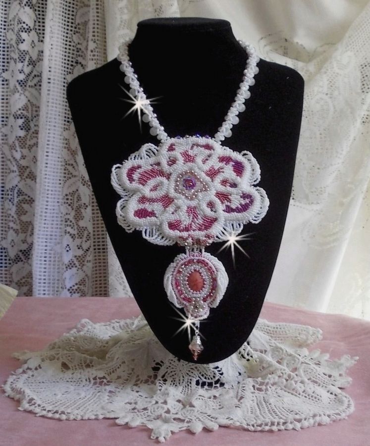 Collier plastron Chloé brodé avec une dentelle de perles tout en finesse, des cristaux de Swarovski, des perles nacrées et des rocailles Miyuki