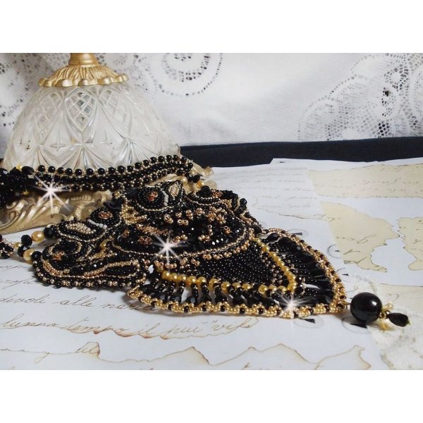Collier Cléopatra brodé avec un onyx noir, perles et rocailles 