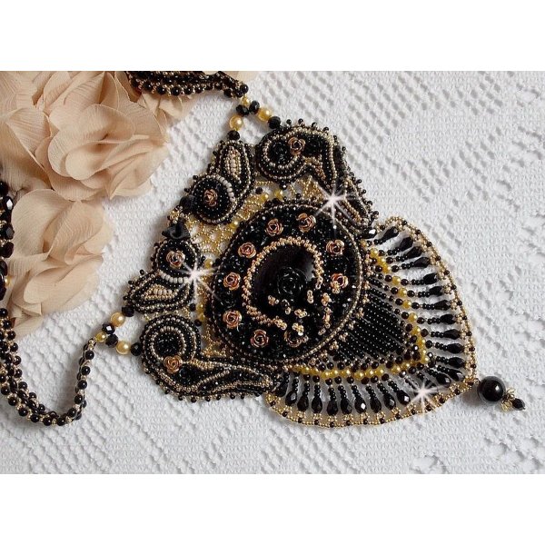 Collier Cléopatra brodé avec un onyx noir, perles et rocailles 