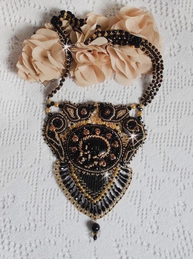 Collier Cléopatra brodé avec un onyx noir, perles et rocailles 
