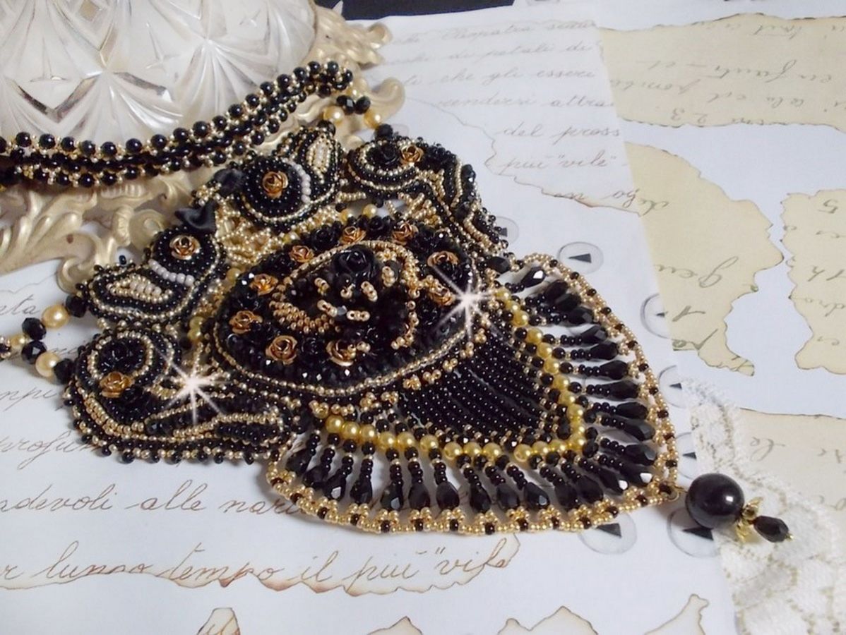 Collier Cléopatra brodé avec un onyx noir, perles et rocailles 