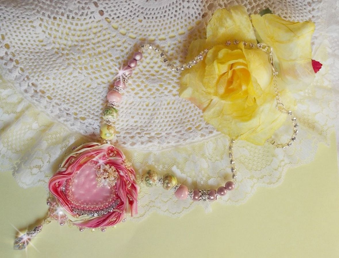 Collier Coeur Tendre brodé avec un ruban de soie Rose et Jaune, des perles en céramique, des Cristaux de Swarovski et des rocailles