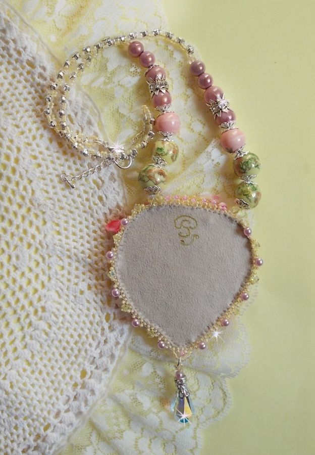 Collier Coeur Tendre brodé avec un ruban de soie Rose et Jaune, des perles en céramique, des Cristaux de Swarovski et des rocailles