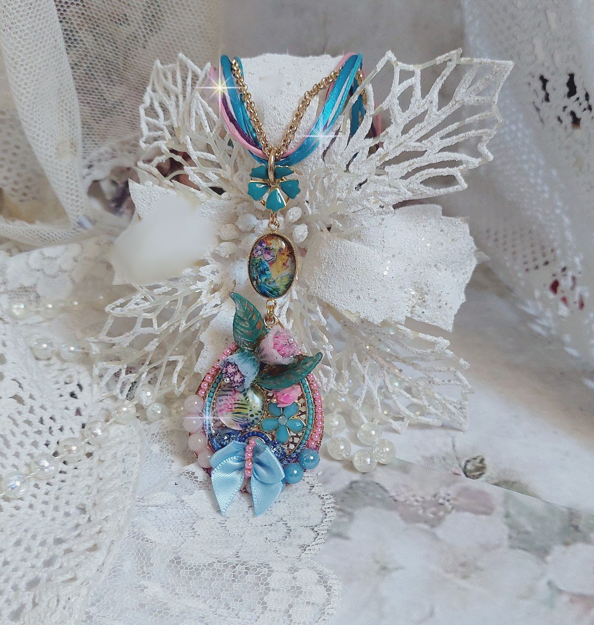  Collier Coquette créé avec deux estampes à laquelle s’ajoute des fleurs en velours floqué, perles aplaties Cristal, fleurs : Epoxy, Porcelaine, Résine, cabochon loupe, rubans et chaîne plaqué Or