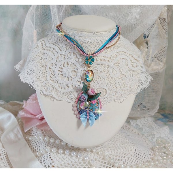  Collier Coquette cr&eacute;&eacute; avec deux estampes &agrave; laquelle s&rsquo;ajoute des fleurs en velours floqu&eacute;, perles aplaties Cristal, fleurs : Epoxy, Porcelaine, R&eacute;sine, cabochon loupe, rubans et cha&icirc;ne plaqu&eacute; Or