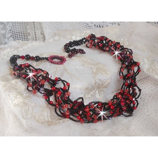 Collier Feeling mont&eacute; avec des rocailles tubes, des cristaux de Swarovski et des facettes