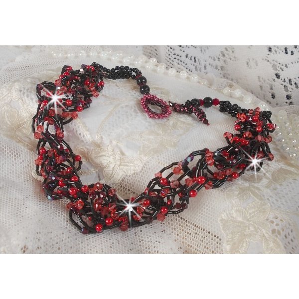 Collier Feeling mont&eacute; avec des rocailles tubes, des cristaux de Swarovski et des facettes