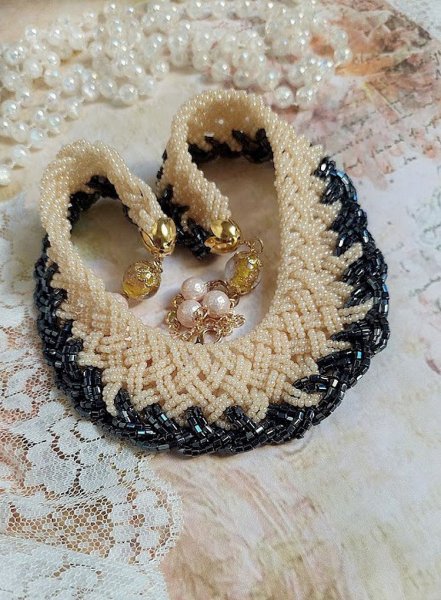 Collier C&eacute;lestine cr&eacute;&eacute; avec rocailles en verre, perles Murano, coquilles, fermoir et cha&icirc;nette en plaqu&eacute; or