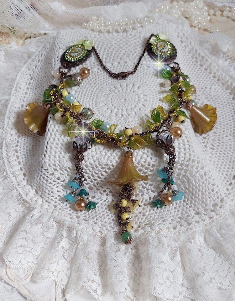 Collier Cézanne avec des grandes et petites fleurs peintes à la main à laquelle s’ajoute des feuilles, cristaux, pierres de Gemme : Aventurine et Jade Jaune, breloques, perles et accessoires Cuivre 