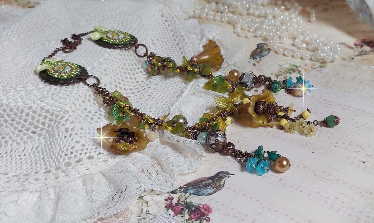 Collier Cézanne avec des grandes et petites fleurs peintes à la main à laquelle s’ajoute des feuilles, cristaux, pierres de Gemme : Aventurine et Jade Jaune, breloques, perles et accessoires Cuivre 