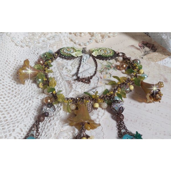 Collier Cézanne avec des grandes et petites fleurs peintes à la main à laquelle s’ajoute des feuilles, cristaux, pierres de Gemme : Aventurine et Jade Jaune, breloques, perles et accessoires Cuivre 