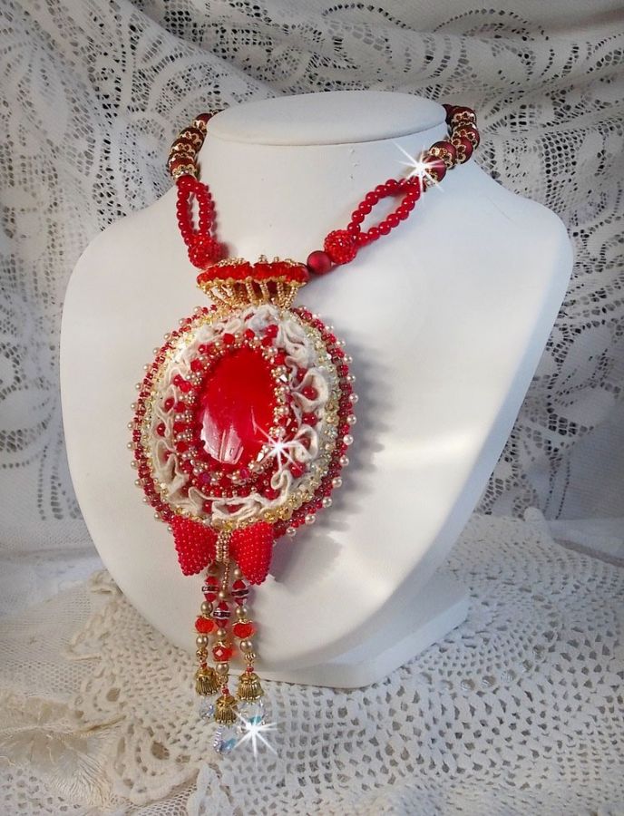 Pendentif Nous Deux Haute-Couture baroque brodé en perles semi-précieuses et cristal de Swarovski 