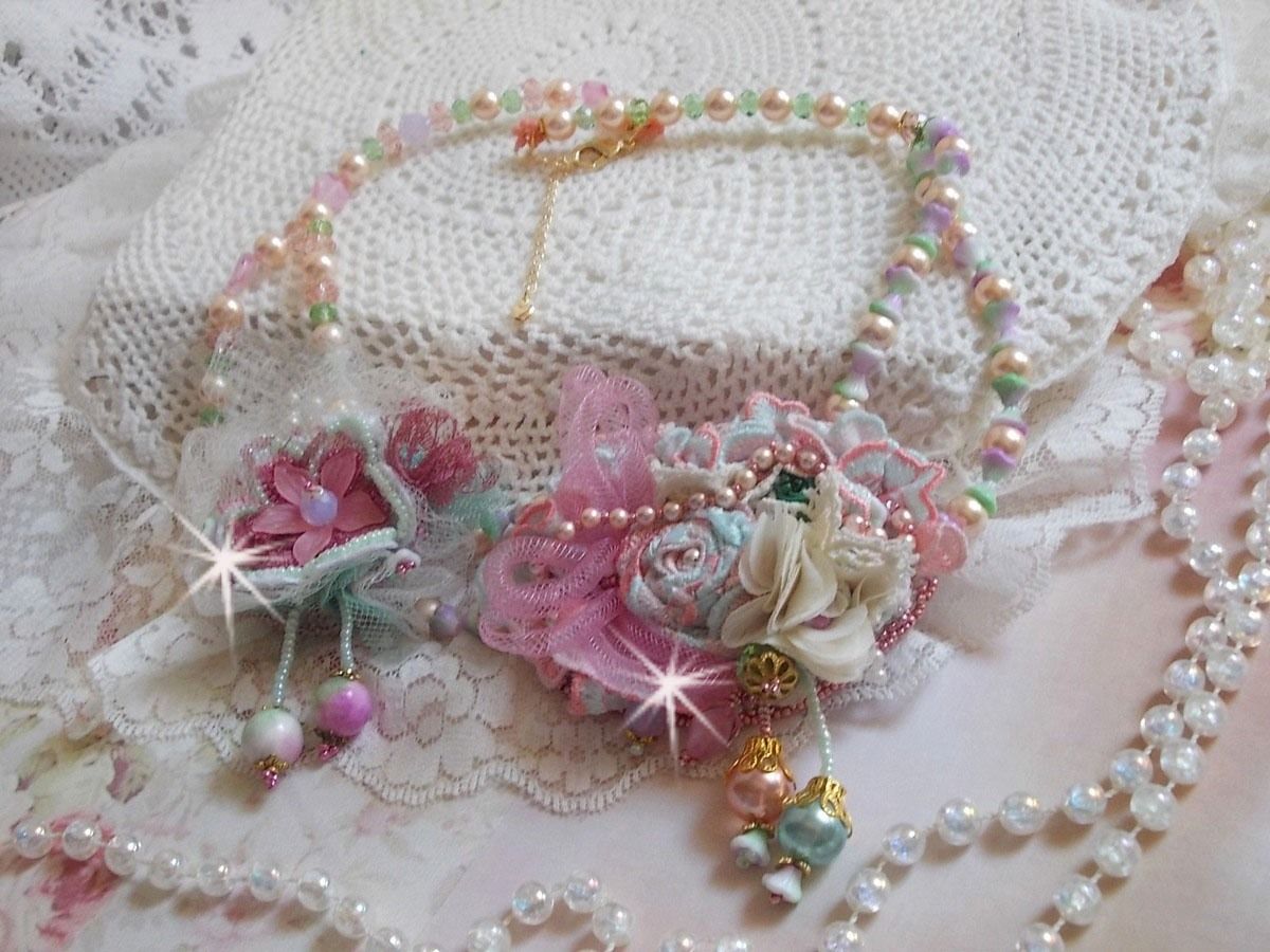Collier Douceur Poudrée Haute-Couture crée avec des dentelles, des cristaux de Swarovski, du Jade, des perles, des accessoires en plaqué Flash Or sur laiton 24 carats et des rocailles.