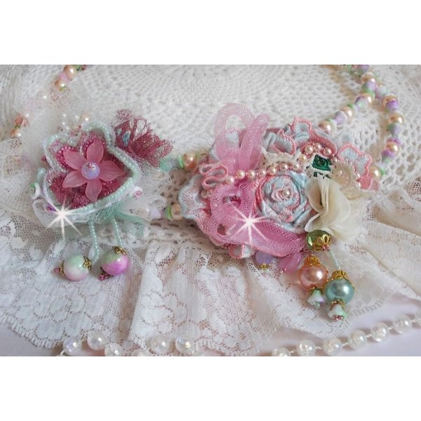 Collier Douceur Poudrée Haute-Couture crée avec des dentelles, des cristaux de Swarovski, du Jade, des perles, des accessoires en plaqué Flash Or sur laiton 24 carats et des rocailles.