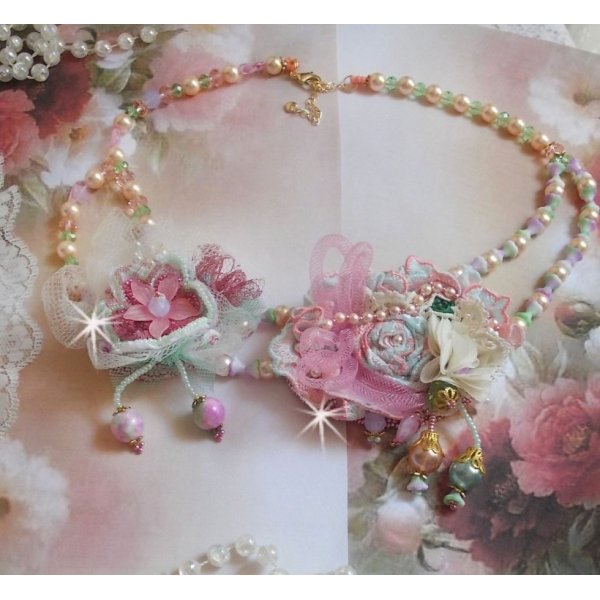 Collier Douceur Poudrée Haute-Couture crée avec des dentelles, des cristaux de Swarovski, du Jade, des perles, des accessoires en plaqué Flash Or sur laiton 24 carats et des rocailles.