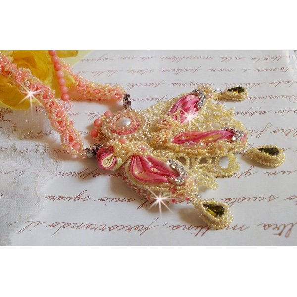 Collier Les Délices de l'Eté brodé avec un ruban de soie jaune et rose, des  rocailles et des Cristaux de Swarovski