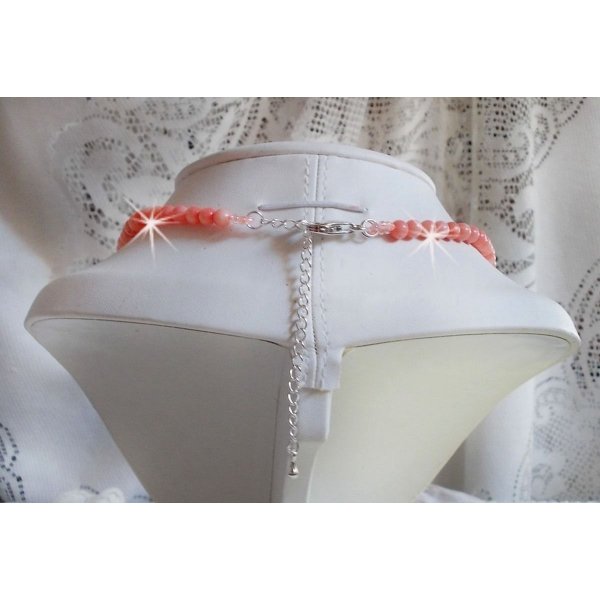 Collier Les D&eacute;lices de l'Et&eacute; brod&eacute; avec un ruban de soie Jaune et Rose, chatons en Cristal, cabochons poires, Corail Rose en pierre de gemme, r&eacute;sine, perles nacr&eacute;es, rocailles et Argent 925/1000 