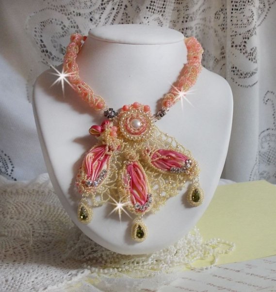 Collier Les D&eacute;lices de l'Et&eacute; brod&eacute; avec un ruban de soie Jaune et Rose, chatons en Cristal, cabochons poires, Corail Rose en pierre de gemme, r&eacute;sine, perles nacr&eacute;es, rocailles et Argent 925/1000 