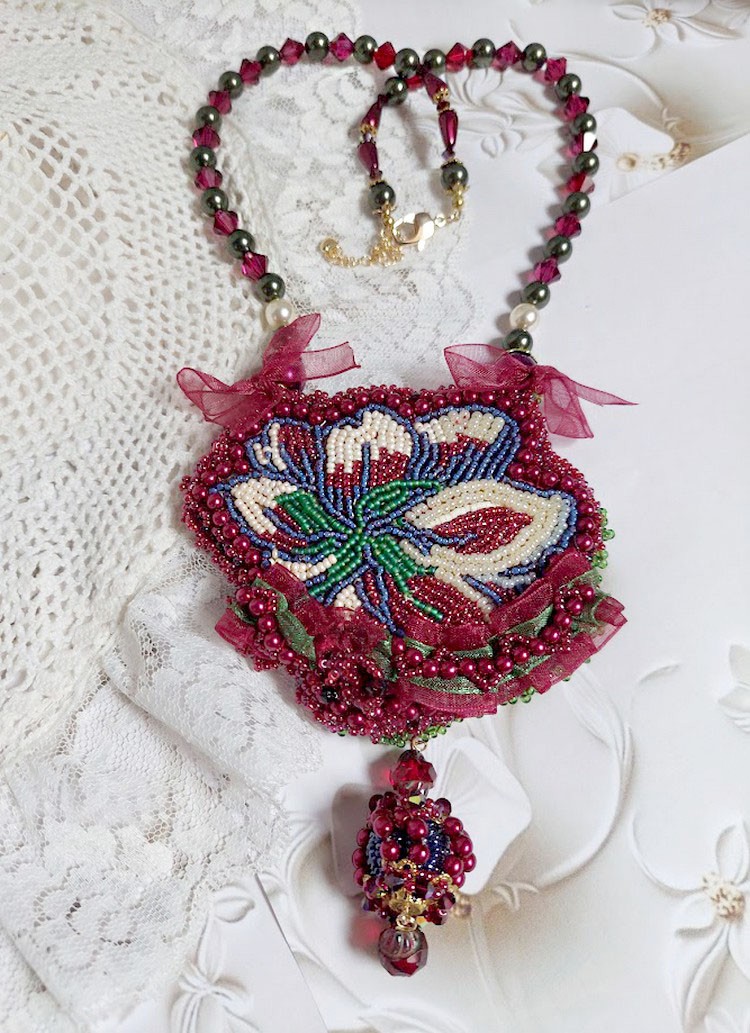 Collier Enchantement d’Automne brodé avec rocailles, rubans, rondes nacrées, toupies et perles Cristal Swarovski