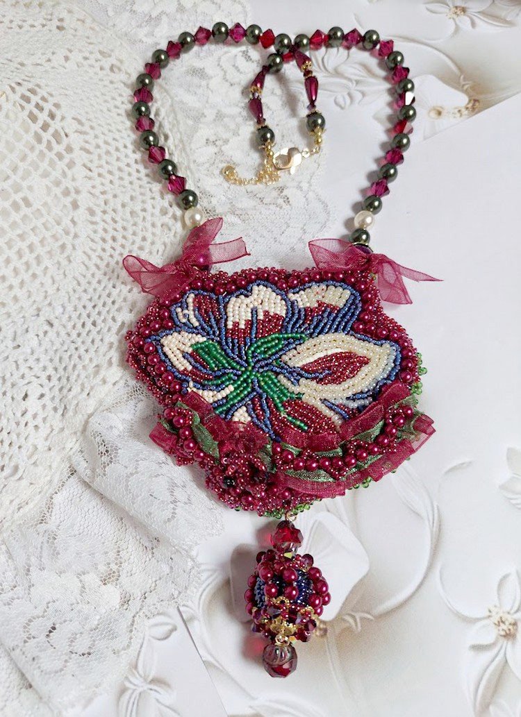 Collier Enchantement d’Automne brodé avec rocailles, rubans, rondes nacrées, toupies et perles Cristal Swarovski