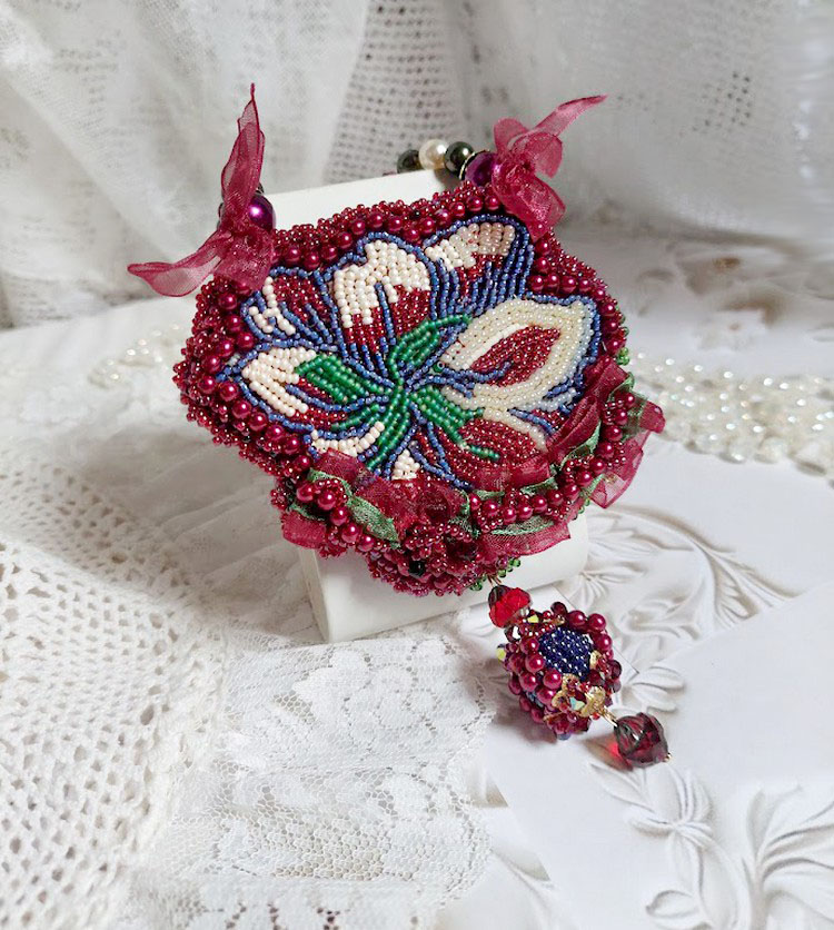 Collier Enchantement d’Automne brodé avec rocailles, rubans, rondes nacrées, toupies et perles Cristal Swarovski