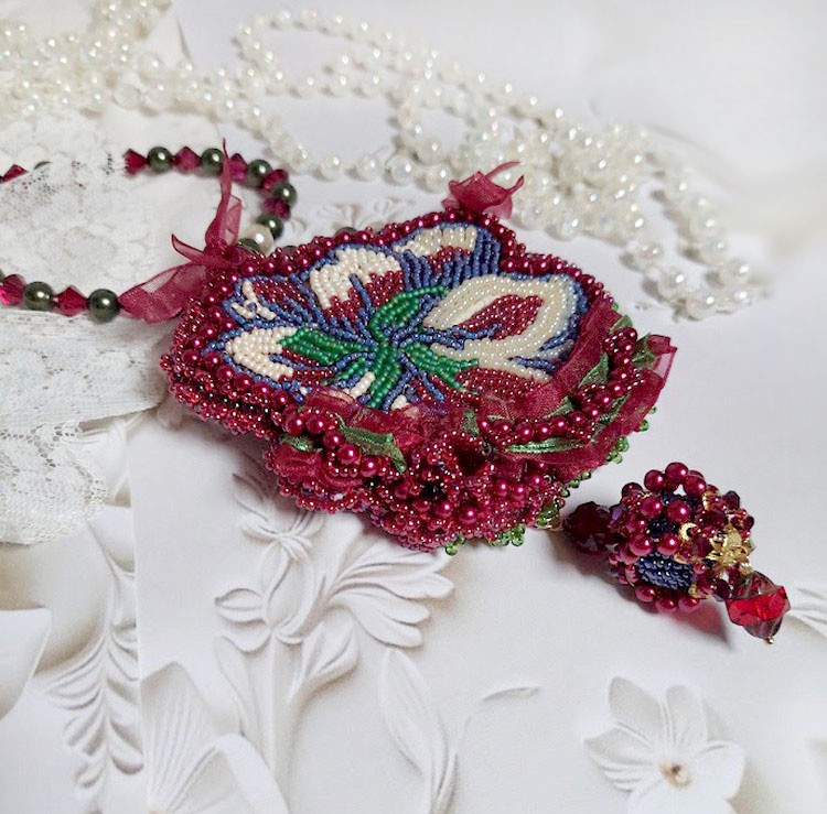 Collier Enchantement d’Automne brodé avec rocailles, rubans, rondes nacrées, toupies et perles Cristal Swarovski