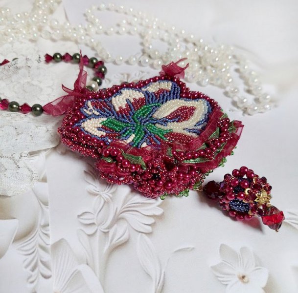 Collier Enchantement d’Automne brodé avec rocailles, rubans, rondes nacrées, toupies et perles Cristal Swarovski