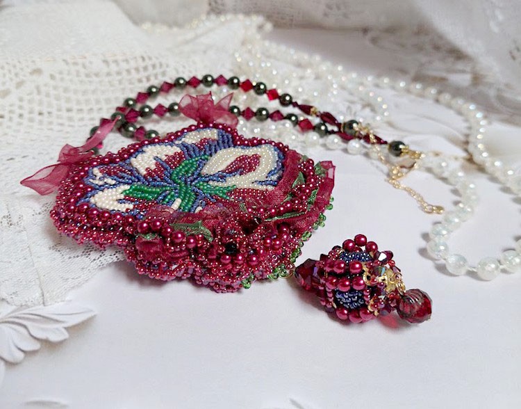 Collier Enchantement d’Automne brodé avec rocailles, rubans, rondes nacrées, toupies et perles Cristal Swarovski