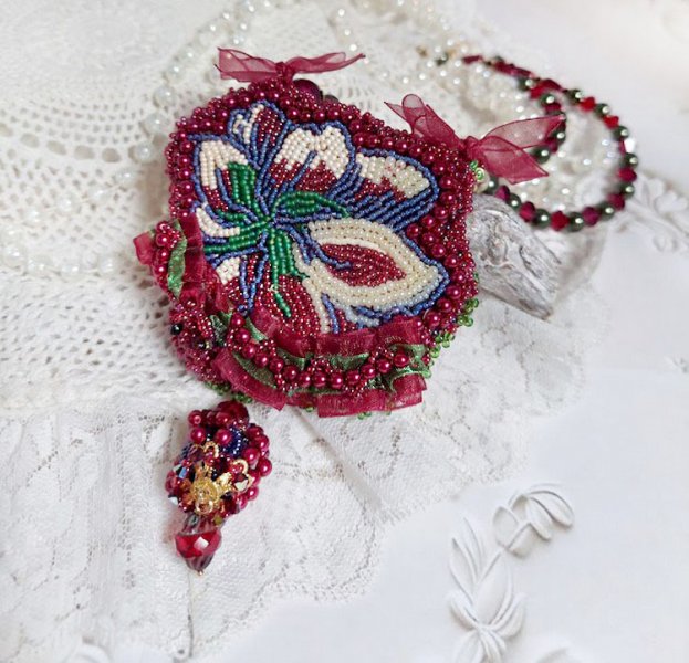 Collier Enchantement d’Automne brodé avec rocailles, rubans, rondes nacrées, toupies et perles Cristal Swarovski