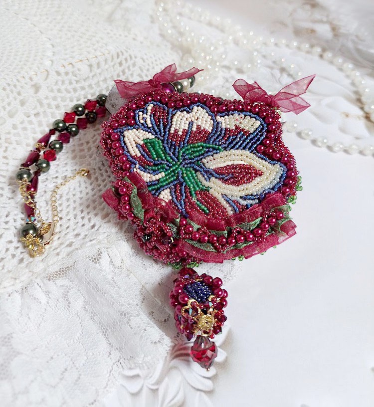Collier Enchantement d’Automne brodé avec rocailles, rubans, rondes nacrées, toupies et perles Cristal Swarovski