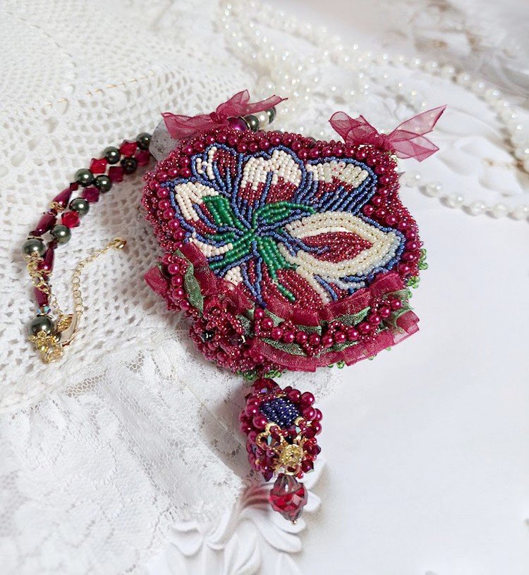 Collier Enchantement d’Automne brodé avec rocailles, rubans, rondes nacrées, toupies et perles Cristal Swarovski