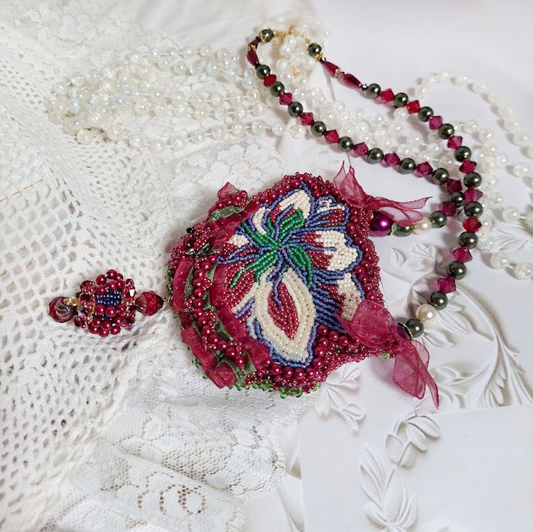 Collier Enchantement d’Automne brodé avec rocailles, rubans, rondes nacrées, toupies et perles Cristal Swarovski