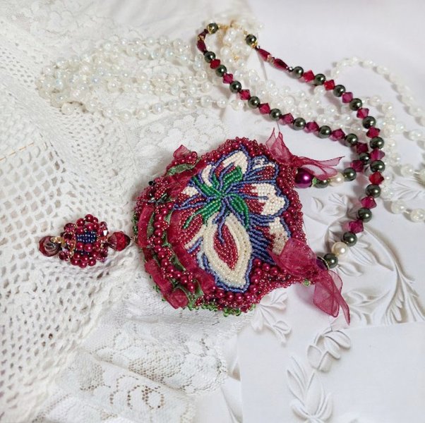 Collier Enchantement d’Automne brodé avec rocailles, rubans, rondes nacrées, toupies et perles Cristal Swarovski