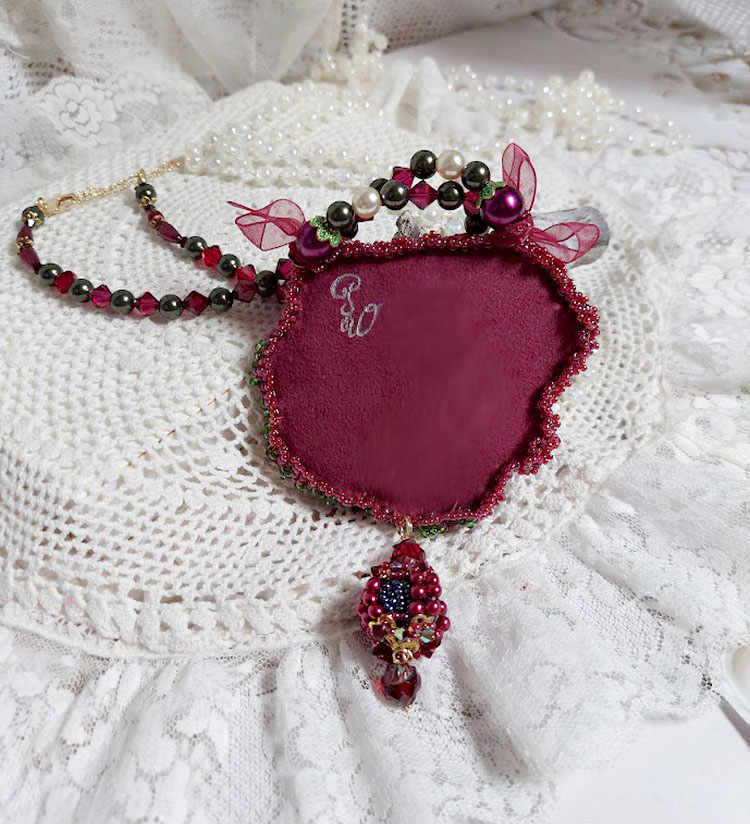 Collier Enchantement d’Automne brodé avec rocailles, rubans, rondes nacrées, toupies et perles Cristal Swarovski