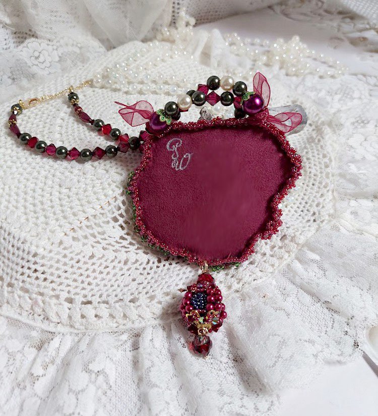 Collier Enchantement d’Automne brodé avec rocailles, rubans, rondes nacrées, toupies et perles Cristal Swarovski