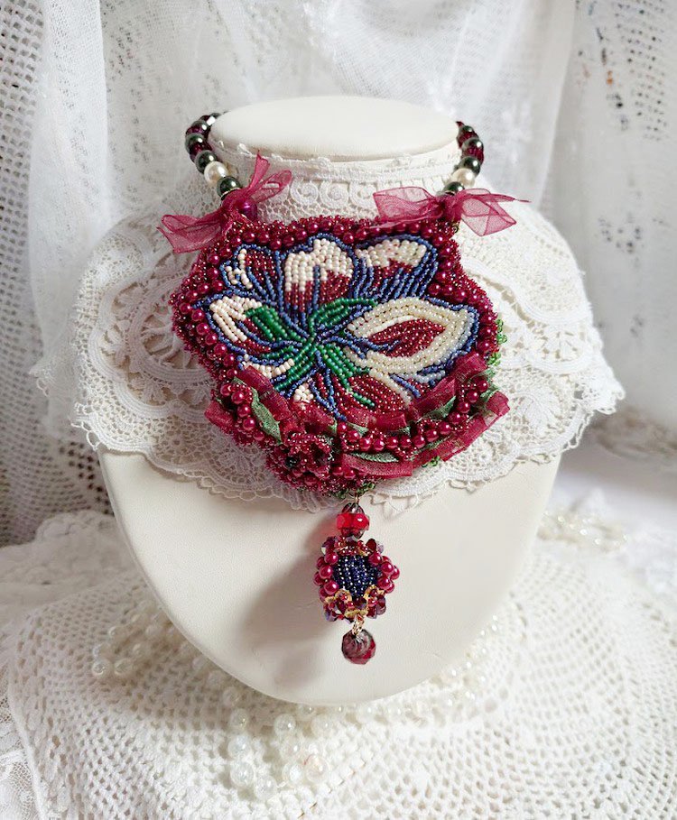 Collier Enchantement d’Automne brodé avec rocailles, rubans, rondes nacrées, toupies et perles Cristal Swarovski