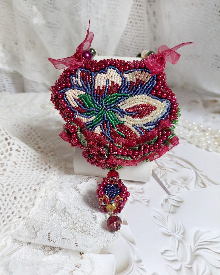 Collier Enchantement d’Automne brodé avec rocailles, rubans, rondes nacrées, toupies et perles Cristal Swarovski
