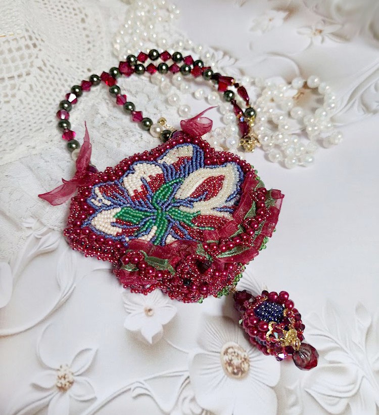 Collier Enchantement d’Automne brodé avec rocailles, rubans, rondes nacrées, toupies et perles Cristal Swarovski