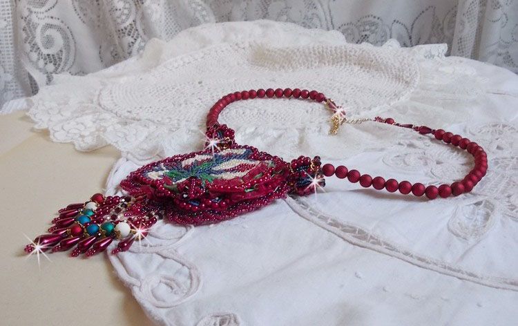 Collier Enchantement d'Automne brodé avec des perles nacrées Bordeaux, d'une dentelle, diverses perles et des rocailles