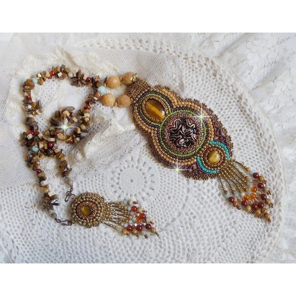 Collier Fauve avec 5 pierres de gemme comme : l&rsquo;Agate de Chrysanth&egrave;me, l&rsquo;Amazonite, la Cornaline, le Jaspe de V&eacute;nus et l&rsquo;Oeil de Tigre. S&rsquo;ajoute des cristaux, cabochon arabesques, perles et rocailles.