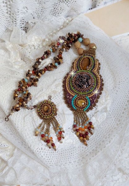 Collier Fauve avec 5 pierres de gemme comme : l&rsquo;Agate de Chrysanth&egrave;me, l&rsquo;Amazonite, la Cornaline, le Jaspe de V&eacute;nus et l&rsquo;Oeil de Tigre. S&rsquo;ajoute des cristaux, cabochon arabesques, perles et rocailles.