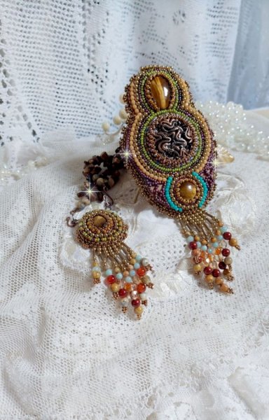 Collier Fauve avec 5 pierres de gemme comme : l&rsquo;Agate de Chrysanth&egrave;me, l&rsquo;Amazonite, la Cornaline, le Jaspe de V&eacute;nus et l&rsquo;Oeil de Tigre. S&rsquo;ajoute des cristaux, cabochon arabesques, perles et rocailles.