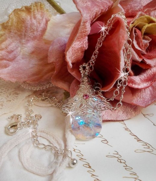 Collier Fleur d'Argent avec un merveilleux pendentif en cristal de Swarovski, un intercalaire c&oelig;ur argent&eacute; avec une cha&icirc;ne, des anneaux, un fermoir et une cha&icirc;nette d'extension en Argent 925/1000