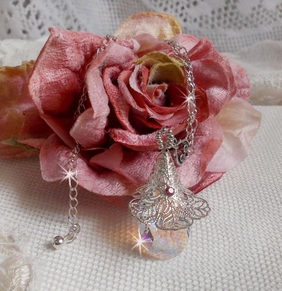 Collier Fleur d'Argent avec un merveilleux pendentif en cristal de Swarovski, un intercalaire c&oelig;ur argent&eacute; avec une cha&icirc;ne, des anneaux, un fermoir et une cha&icirc;nette d'extension en Argent 925/1000