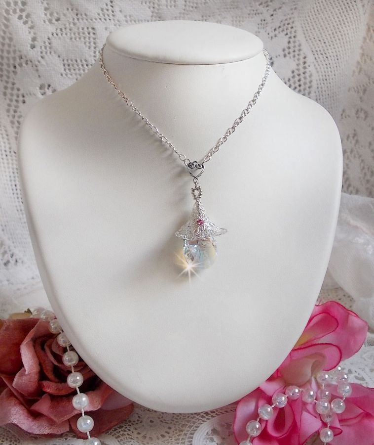 Collier Fleur d'Argent avec un merveilleux pendentif en cristal de Swarovski, un intercalaire cœur argenté avec une chaîne, des anneaux, un fermoir et une chaînette d'extension en Argent 925/1000