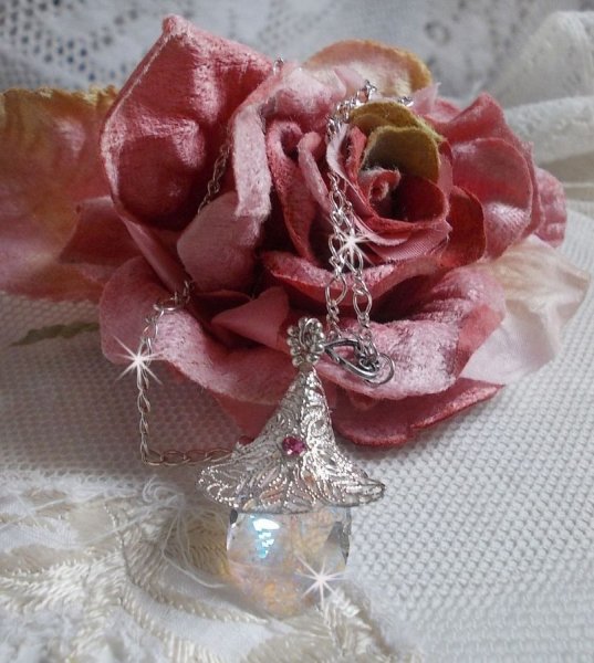 Collier Fleur d'Argent avec un merveilleux pendentif en cristal de Swarovski, un intercalaire c&oelig;ur argent&eacute; avec une cha&icirc;ne, des anneaux, un fermoir et une cha&icirc;nette d'extension en Argent 925/1000