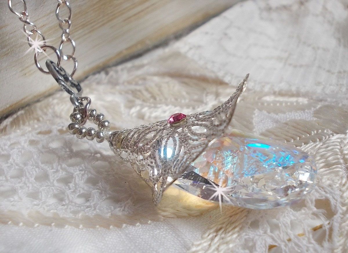 Collier Fleur d'Argent avec un merveilleux pendentif en cristal de Swarovski, un intercalaire cœur argenté avec une chaîne, des anneaux, un fermoir et une chaînette d'extension en Argent 925/1000