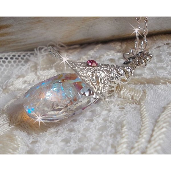 Collier Fleur d'Argent avec un merveilleux pendentif en cristal de Swarovski, un intercalaire c&oelig;ur argent&eacute; avec une cha&icirc;ne, des anneaux, un fermoir et une cha&icirc;nette d'extension en Argent 925/1000